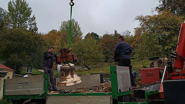 Příprava zvonu k zavěšení do kostelní věže