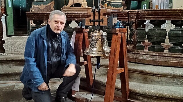 Příprava zvonu k zavěšení do kostelní věže