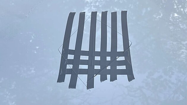 Vyrytý kosočtverec s čárkou uprostřed na střeše služebního auta karlovarští strážníci zatím přelepili páskou.