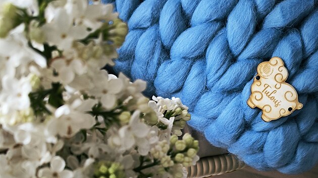 Štěpánka Kolesnyk Pitterová při plnění mateřských povinností začala vyrábět polštáře a dekorativní předměty z ovčí vlny.