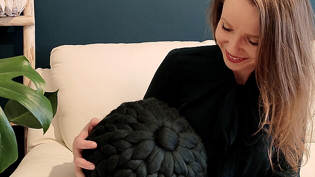 Štěpánka Kolesnyk Pitterová při plnění mateřských povinností začala vyrábět polštáře a dekorativní předměty z ovčí vlny.