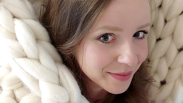 Štěpánka Kolesnyk Pitterová při plnění mateřských povinností začala vyrábět polštáře a dekorativní předměty z ovčí vlny.