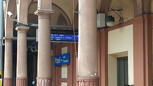 V pátek zahájená rekonstrukce nádraží na plzeňském Jižním Předměstí je nutná, protože do budovy zatéká. (11. října 2024)