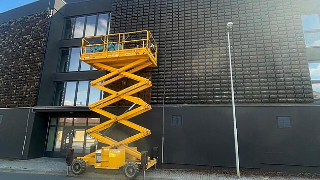 Investor začal s obnovou uschlé zelené fasády na nízkoenergetickém bytovém domě v Tomkově ulici.