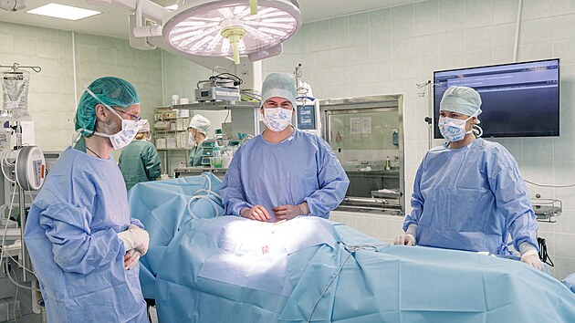Olomoučtí lékaři voperovali pacientovi jako první v Česku nový neurostimulátor.
