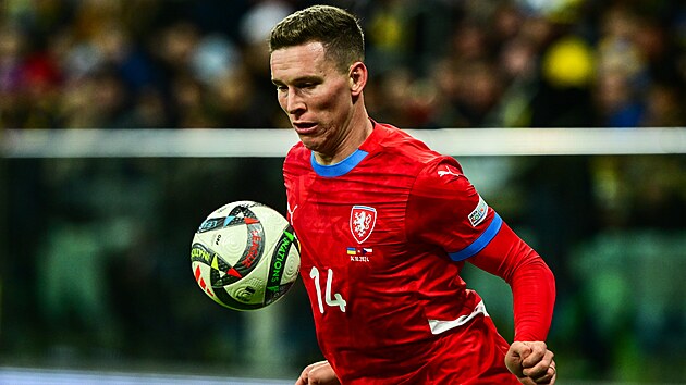 Lukáš Provod si zpracovává míč v zápase s Ukrajinou.