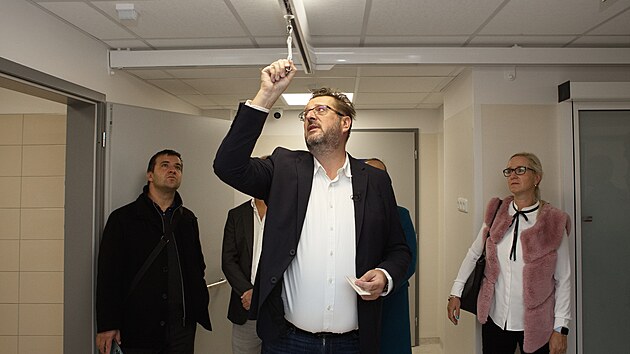 Ředitel nemocnice Michal Mrázek ukazuje závěsný systém.