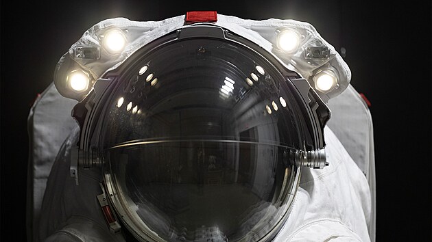 Skafandr Axiom Extravehicular Mobility Unit (AxEMU) obsahuje helmu s hledím, světla a HD kameru.