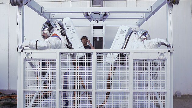 Záběr z tříhodinového testu AxEMU, který poskytl zpětnou vazbu o flexibilitě a obratnosti skafandrů, stejně jako o uspořádání, fyzickém designu, mechanických vůlích uvnitř systému HLS (Human Landing System) společnosti SpaceX v kalifornském Hawthornu.
