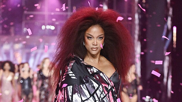 Tyra Banksová na přehlídce Victoria’s Secret v New Yorku (15. října 2024)