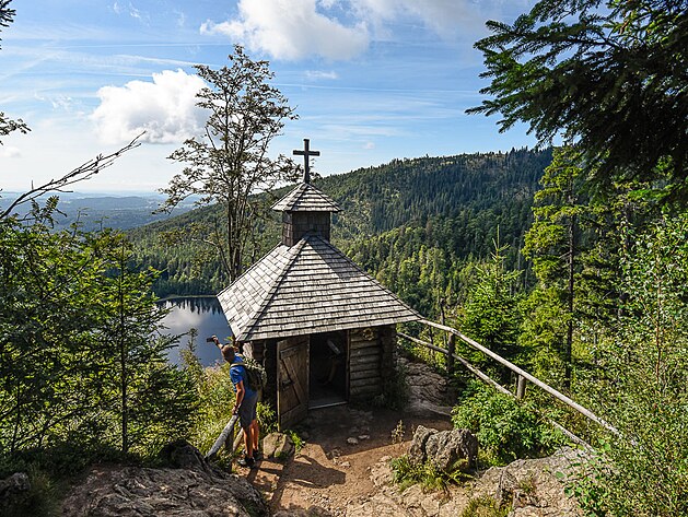 Původní Roklanskou kapli na skále vysoko nad jezerem postavil podle legendy...