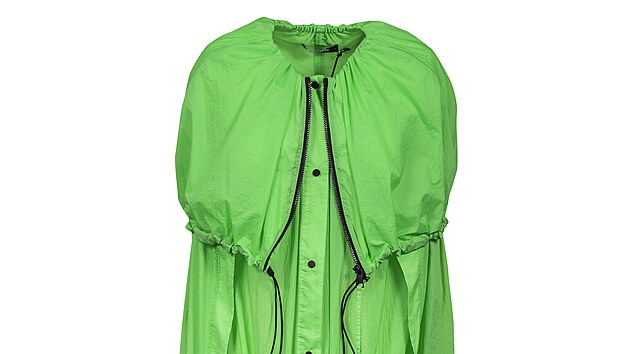 Zelená pláštěnka Karl Lagerfeld se stane nepostradatelným doplňkem během podzimních deštivých dnů, cena 9799 Kč