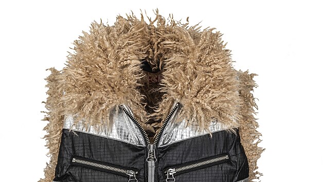 Zateplená vesta Diesel s kožíškem a výraznými kapsami, cena 4849 Kč