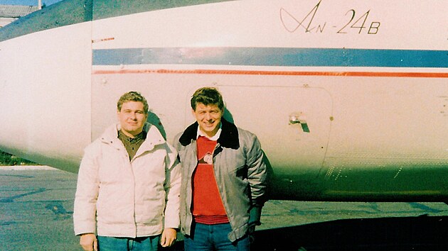 Karel Burger (vpravo) před letounem Antonov An-24, Oděsa 1990
