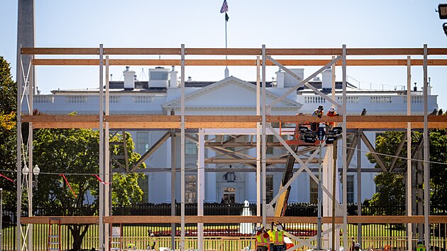 Výstavba tribuny pro sledování inauguračního průvodu před Bílým domem ve Washingtonu, D.C. (25. října 2024)