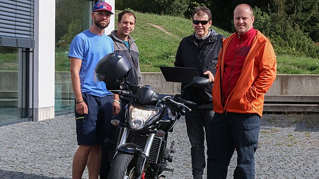 Vývojový tým z fakulty mechatroniky v čele s Mariánem Lamrem (v černých brýlích)