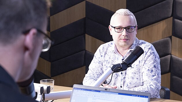 Hostem pořadu Rozstřel je Vít Kolek, Tajemník Ústavu cizích jazyků.