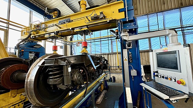 V olomouckém depu slouží technikům nový měřicí lis, který zajišťuje správné nastavení všech parametrů podvozků železničních vozidel.