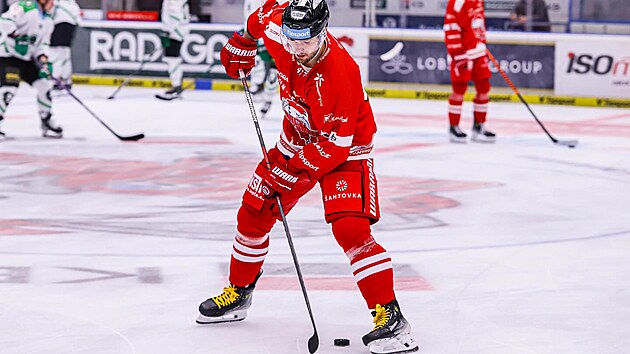 Rok Macuh v dresu HC Olomouc při svém prvním startu v novém ročníku extraligy proti Mladé Boleslavi.