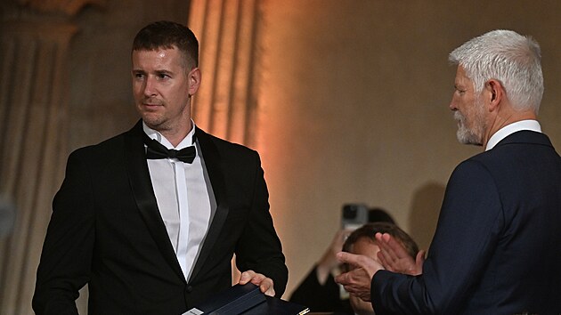 Prezident Petr Pavel předává státní vyznamenání kapitánovi české hokejové reprezentace Romanu Červenkovi.