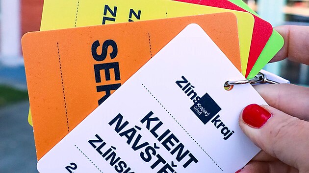 Krajsk&yacute; &uacute;řad zavedl povinn&eacute; no&scaron;en&iacute; visačky, jej&iacute;ž barva určuje, zda jde o zaměstnance, nebo n&aacute;v&scaron;těvn&iacute;ka. (ř&iacute;jen 2024)