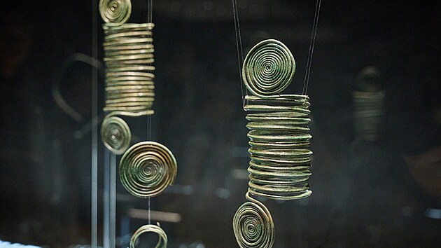 Výstava Hradisko u Kroměříže - pevnost z doby bronzové v Muzeu Kroměřížska. Na snímku poklad z depotu Hradisko 3 (14.-13. stol. př.n.l.) (říjen 2024)