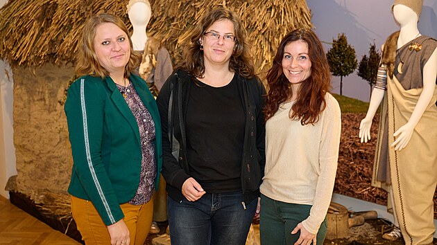 Výstava Hradisko u Kroměříže - pevnost z doby bronzové v Muzeu Kroměřížska. Na snímku kurátorky výstavy Pavlína Daňhelová, Petra Hnilová, Lenka Pělu (zleva). (říjen 2024)