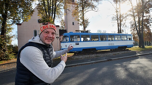 Farář Dariusz Sputo představuje starou tramvaj T3, která nově stojí u kostela sv. Antonína Paduánského v Ostravě-Kunčičkách. Postupně z ní vznikne farní kavárna. (25. října 2024)
