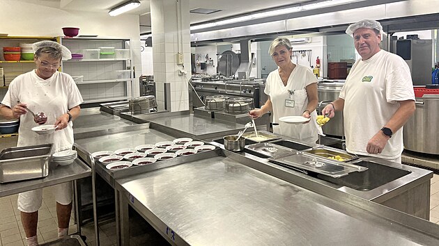 Nutriční terapeutka Monika Jandová (uprostřed) vede stravovací provoz v brněnském Domově pro seniory Věstonická.