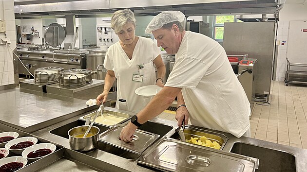 Nutriční terapeutka Monika Jandová vede stravovací provoz v brněnském Domově pro seniory Věstonická. Na snímku s kuchařem Danem Zelenkou.