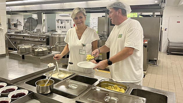 Nutriční terapeutka Monika Jandová vede stravovací provoz v brněnském Domově pro seniory Věstonická. Na snímku s kuchařem Danem Zelenkou.