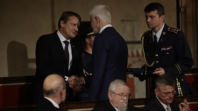 Prezident Petr Pavel předává medaili za zásluhy Martinu Doktorovi. (28. října 2024)