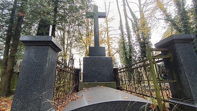 Eduard Brzorád byl brodský průkopník v kumulování funkcí. Když zemřel, zastával čtyři vysoké posty najednou. V poměrně velkém hrobě je sám.