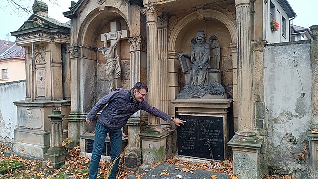 Historik Michal Kamp u hrobu rodiny Traplovy. Ačkoliv nepůsobila v Brodě dlouho, má ve městě ulici a na hřbitově i jeden z větších hrobů.