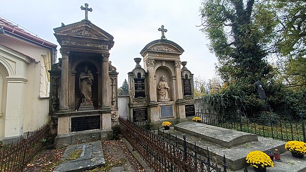 Hrobka rodiny Weidenhofferovy (vpravo) patří k nejhonosnějším na hřbitově. Vojtěch Weidenhoffer byl bohatý továrník, mecenáš i politik.