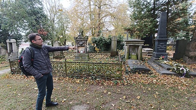 Na fotografii zcela vpravo je hrob rodičů a dcery Karla Havlíčka Borovského. V 19. století chtělo být mnoho významných osobností pohřbeno co nejblíže.