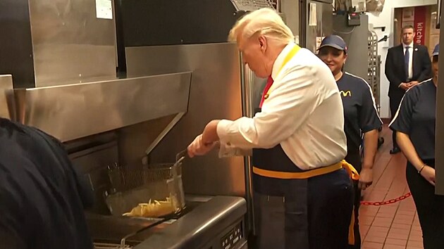 Trump v Pensylvánii smažil hranolky, Harrisová navštívila kostely v Georgii