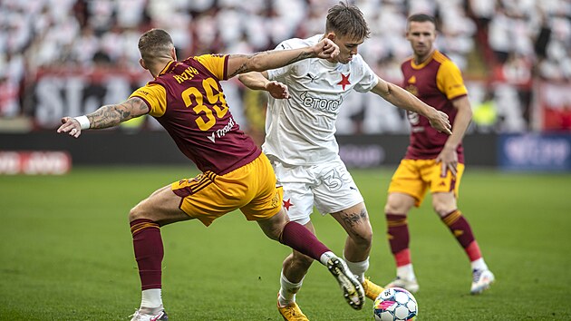 Matěj Jurásek ze Slavie se snaží obehrát Daniela Kozmu z Dukly.