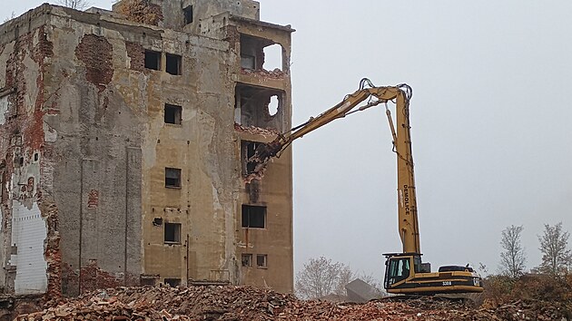 Demolice největšího objektu v areálu bývalého karlovarského pivovaru. (25. října 2024)