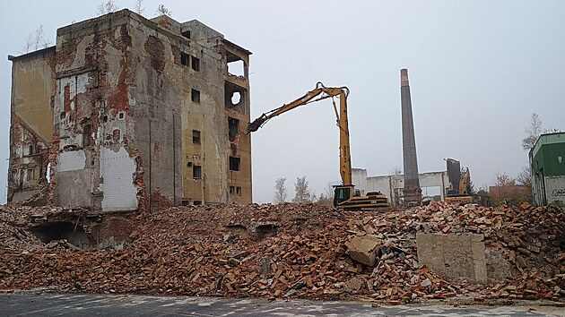Demolice největšího objektu v areálu bývalého karlovarského pivovaru. (25. října 2024)