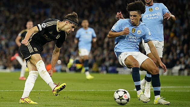 Veljko Birmančevič (vlevo) v šanci v utkání s Manchesterem City.