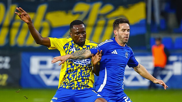 Zlínský fotbalista Cletus Nombil (vlevo) v zápase s Jihlavou
