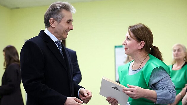 Bidzina Ivanišvili, lídr vládnoucí strany Gruzínský sen, volí v Tbilisi. (26. října 2024)