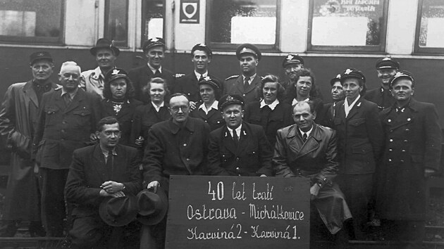 Pracovníci Oblastního dopravního komunálního podniku JNV v Ostravě vyfotografovaní v roce 1952 u příležitosti 40. výročí zahájení provozu na tratích Slezských zemských drah Ostrava – Michálkovice a Karviná 2 – Karviná 1.