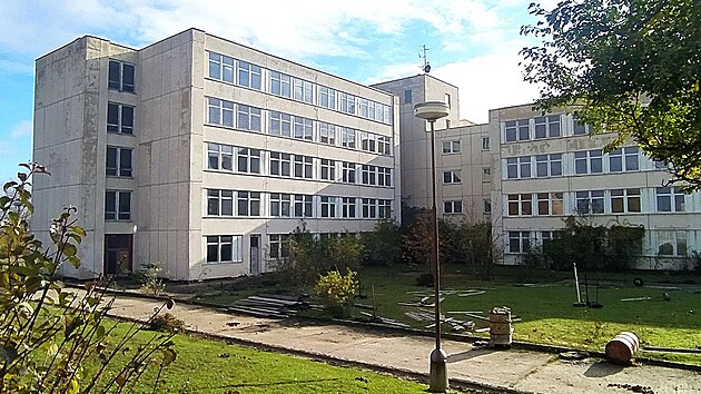 Budova někdejšího hotelu Graf v Černčicích na Lounsku (říjen 2024)