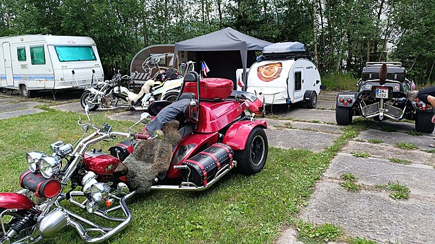 Motorkáři z Rudy mají nádherné stroje, ale taky velké srdce. Bleskurychle zorganizovali pomoc vytopeným lidem.