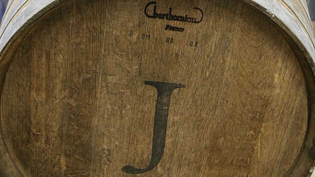 Jeden ze sudů určených ke zrání pálenky.