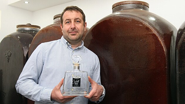 Jan Kleiner u kameninových nádob určených k zrání pálenky. Jeho destilát z divokých špendlíků zaujal odbornou porotu na prestižním World Spirits Competition v San Francisku, v konkurenci dvou tisíc jiných získal bronz.