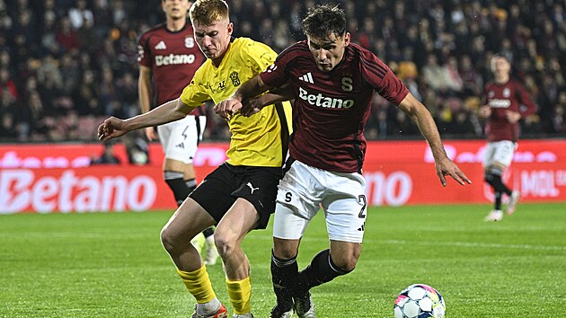 Sparťanský záložník Qazim Laci (vpravo) v pohárovém zápase s Brnem (30. října 2024)