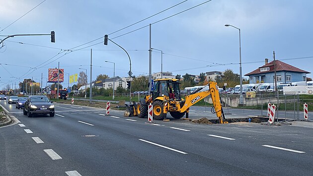 V Plzni na Rokycanské ulici se pokládá vodovodní potrubí pro dva nové velké zásobníky. (24. října 2024)